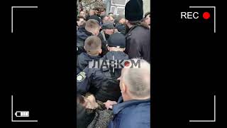 Побиття військового у Хмельницькому. Штовханина поліції і мітингувальників. Будинок митрополита