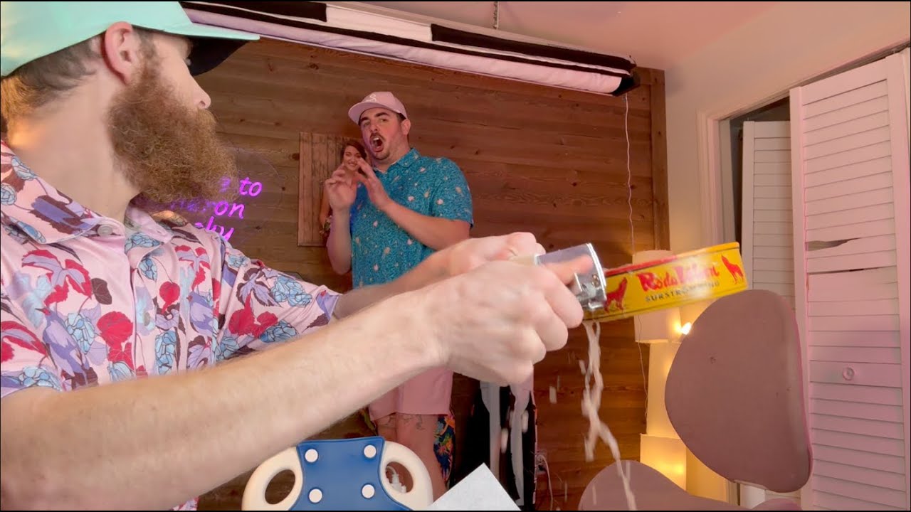 Я и @CameronDomasky пробуем сюрстрёмминг! — День 18