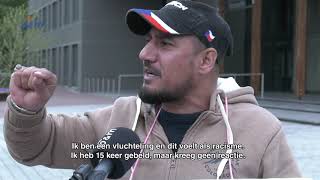 Man Protesteert Voor Huis Van De Gemeente