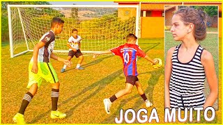 A MENINA VIU O GIGANTE JOGAR MUITA BOLA