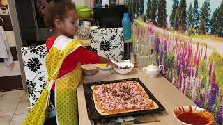 Лиза готовит пицу.15.02.2020 г.