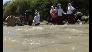 Download lagu Tak Ada Jembatan Siswa SD Seberangi Sungai untuk Sekolah Tak Ada Jembatan Siswa SD Seberangi Sungai untuk Sekolah