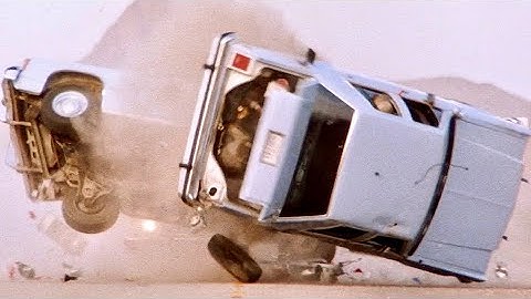 時速100キロで盛大に横転！CGなしのド派手なカーチェイスシーン／映画『ヒッチャー ニューマスター版』本編映像