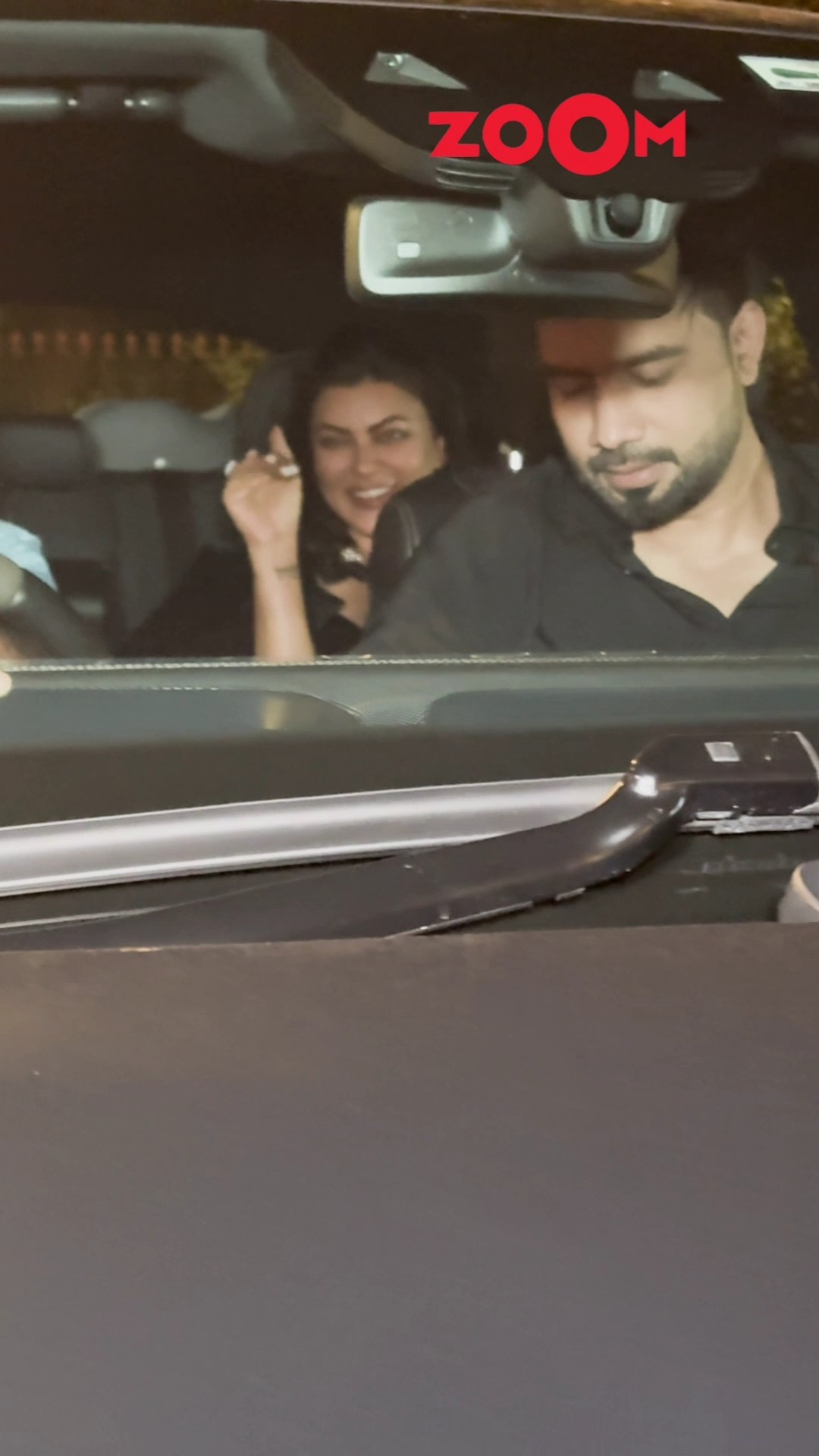 Sushmita Sen sweetly WAVES at the paps as she ARRIVES for Farah Khan's birthday bash ? #sushmitasen