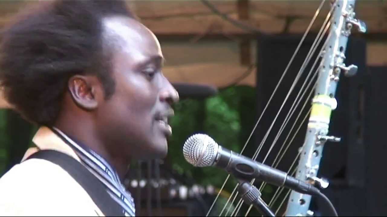 Adama Yalomba - 2 - LIVE at Afrikafestival Hertme 2007 - YouTube