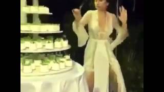 Неслихан Атагуль  разрезает свой свадебный торт. Звезда сериала чёрная любовь её свадьба.