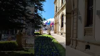 Vamos hacia la Plaza del Ayuntamiento en #villaviciosa #asturias #españa #viento #banderas #plaza