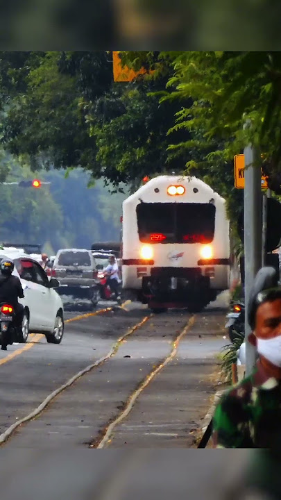 Kereta api Batara Kresna, icon wisata unik di Kota Solo #keretaapiindonesia #keretaapi #shorts
