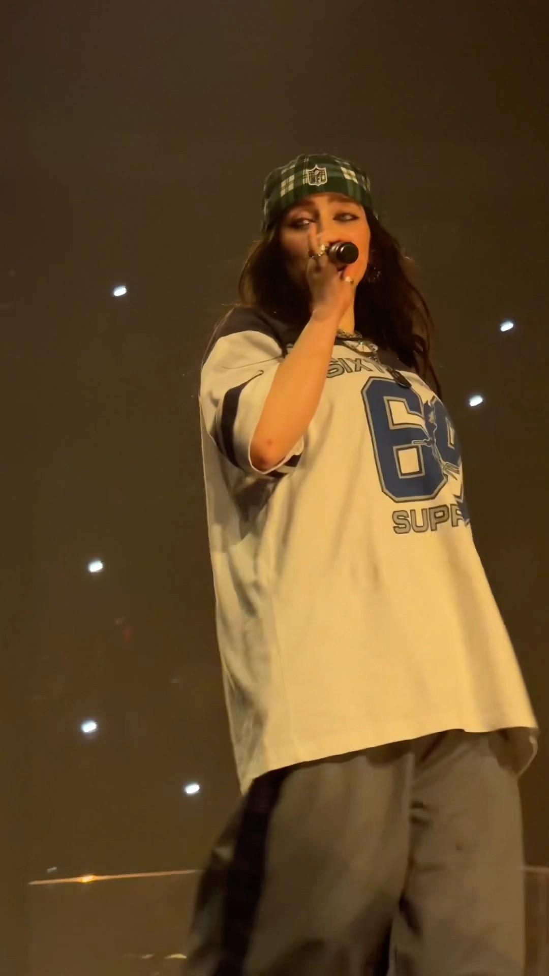 Billie performing “L’AMOUR DE MA VIE” in Melbourne, Australia