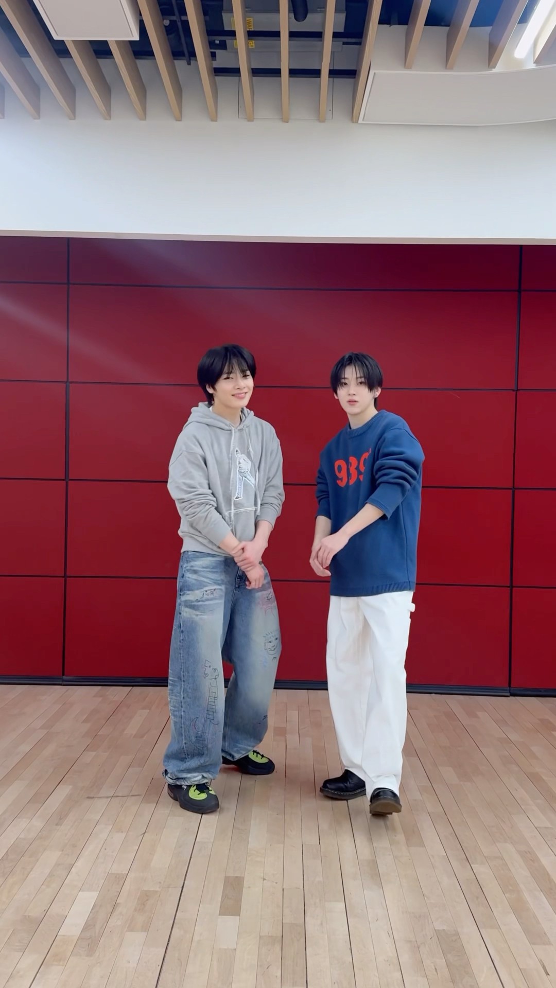 아이엔의 #WalkinOnWater Challenge ? w/ #KickFlip #킥플립 #계훈 #Kyehoon !? #StrayKids #스트레이키즈 #아이엔 #I_N #合