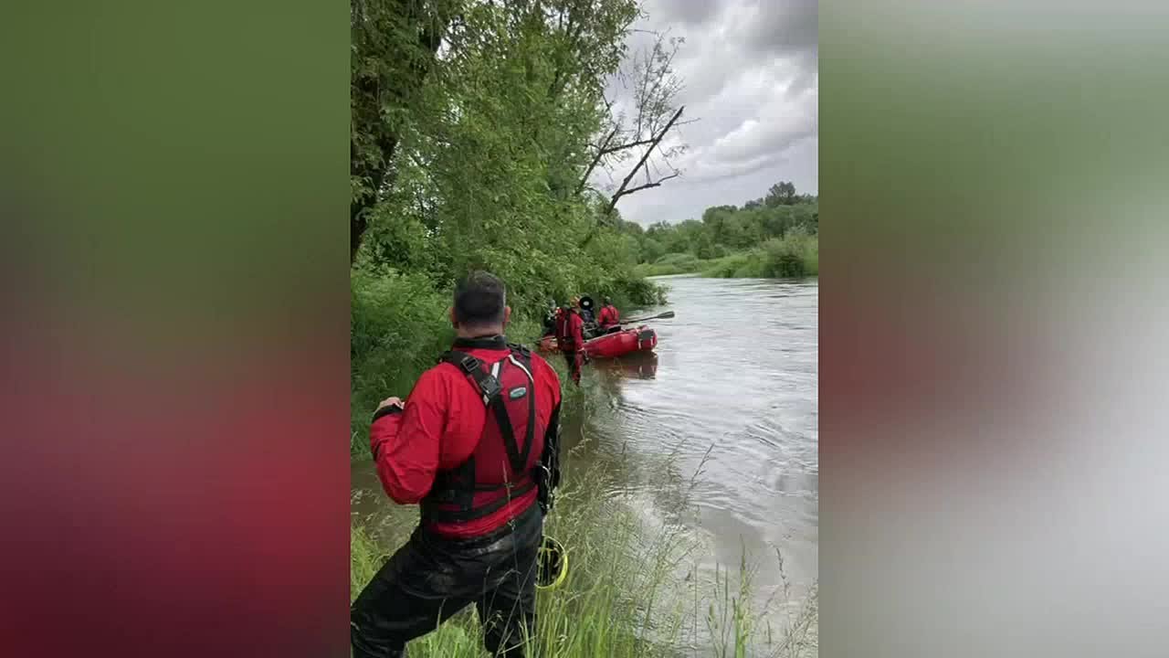 Father, 2 daughters rescued after boat capsizes in Lewis River - YouTube