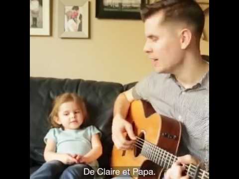 Petite qui chante avec son pere