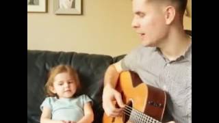 une petit fille qui chante avec son papa