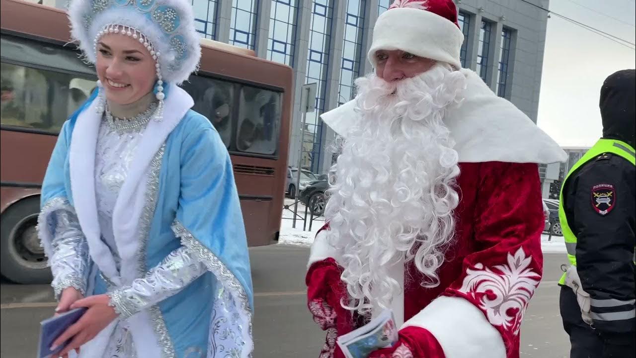 Нашествие дедов морозов в рыбинске. Мороз 2021. Мисс мороз на свете. Путешествие деда мороза 2021. Галустян дед мороз.