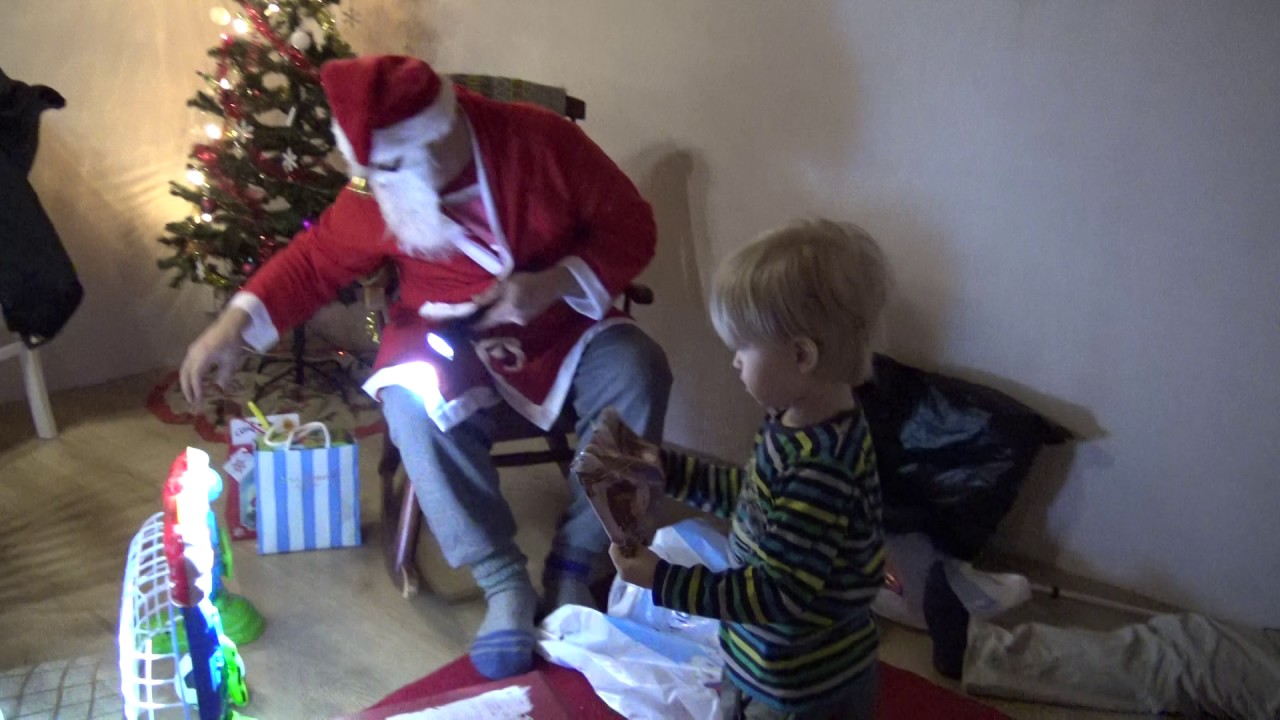 NÄIN JOULUPUKIN... PUKKI TOI PALJON LAHJOJA KILTEILLE LAPSILLE