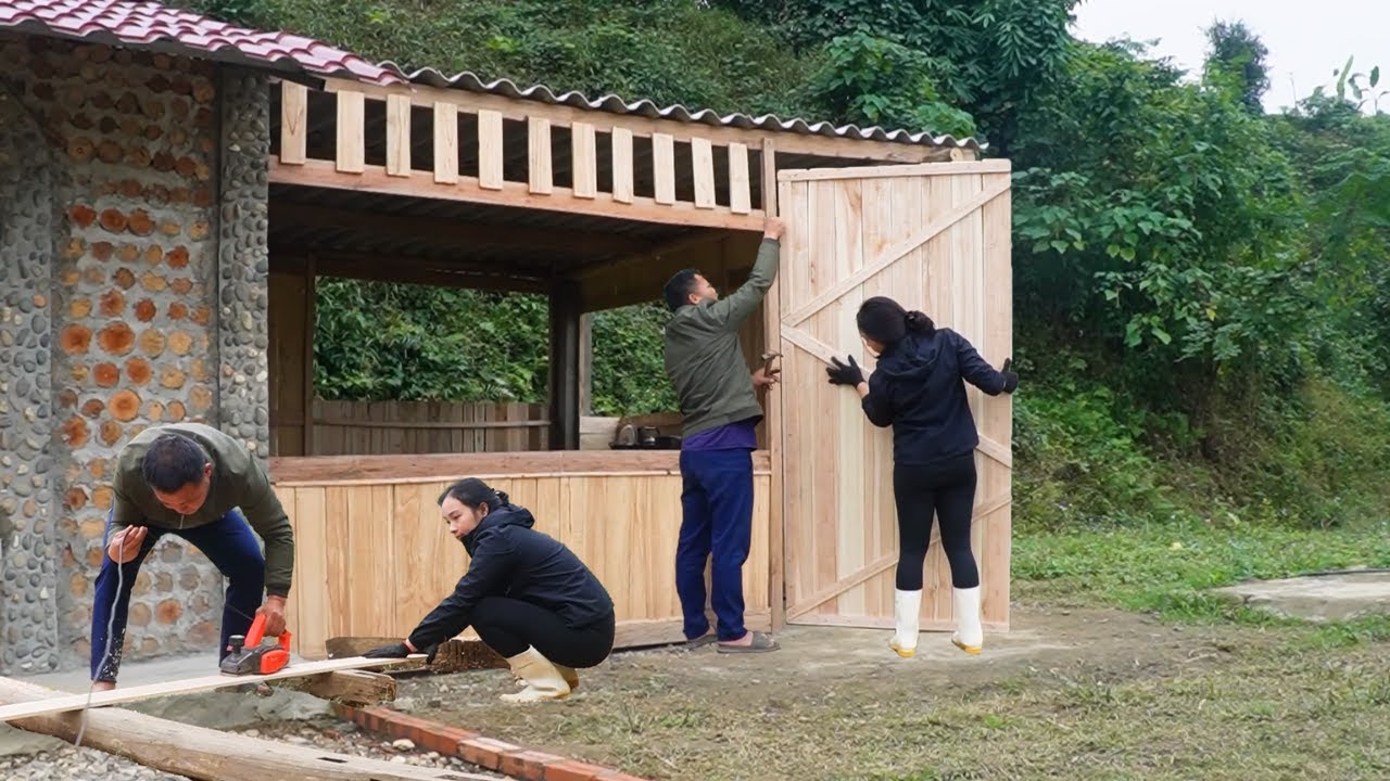 Heartwarming Day – An and Kind Neighbor Skillfully Completed the Beautiful Kitchen Door