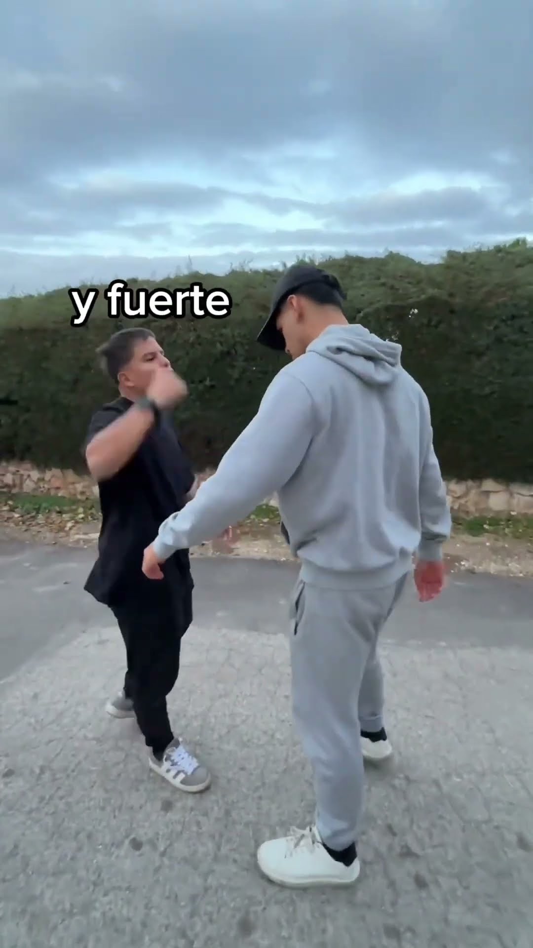 Cuando Te Chocas Con Un Desconocido Por La Calle ?? Paul Ferrer #short