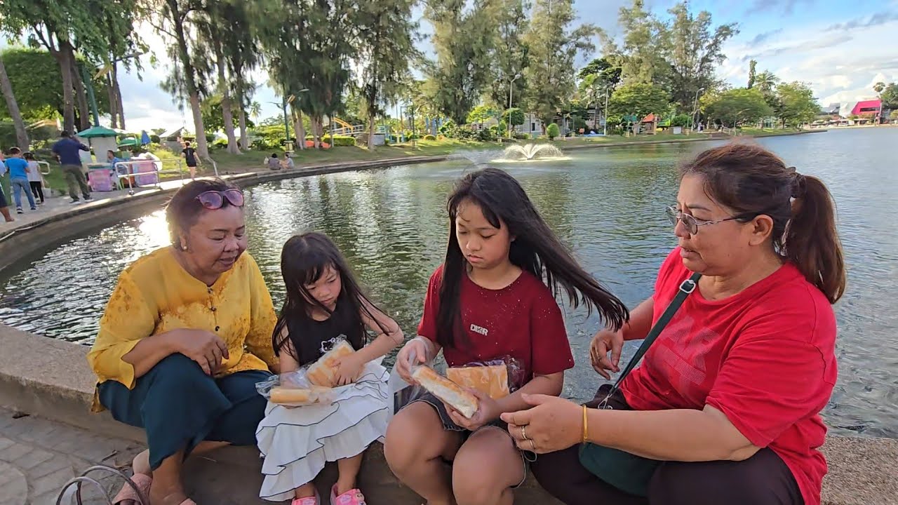  ให้อาหารปลาที่บึงพลาญชัย อัยยา อัยริส กับย่าๆๆๆๆค่ะ