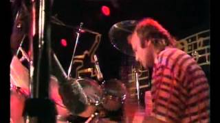 Video voorbeeld van "Eric Clapton - Crossroads - Live @ Montreux 1986"