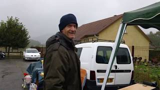 Vide grenier sous la pluie