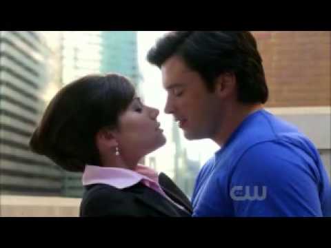 Clark & Lois Kiss on the Roof