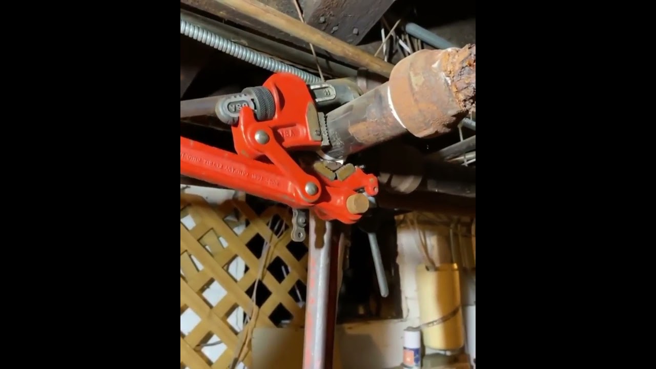 Compound leverage pipe wrench