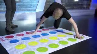 V Reporter plays Twister with coaches on The Voice!
