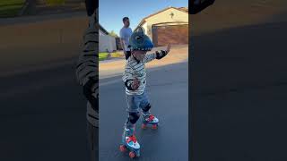 How to teach your child how to roller skate or ice skate ! Save this for this holiday rink’s ⛸️🎄