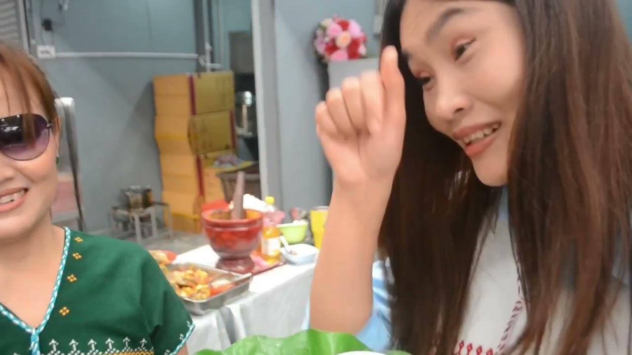 ထိုင်းနိုင်ငံစမူပါကာခရိုင်  စံမလွန်(BigC) ကားမှတ်တိုင်အနှောက်   ကရင်မလေးစကောကရင်ထမင်ဆိုင်