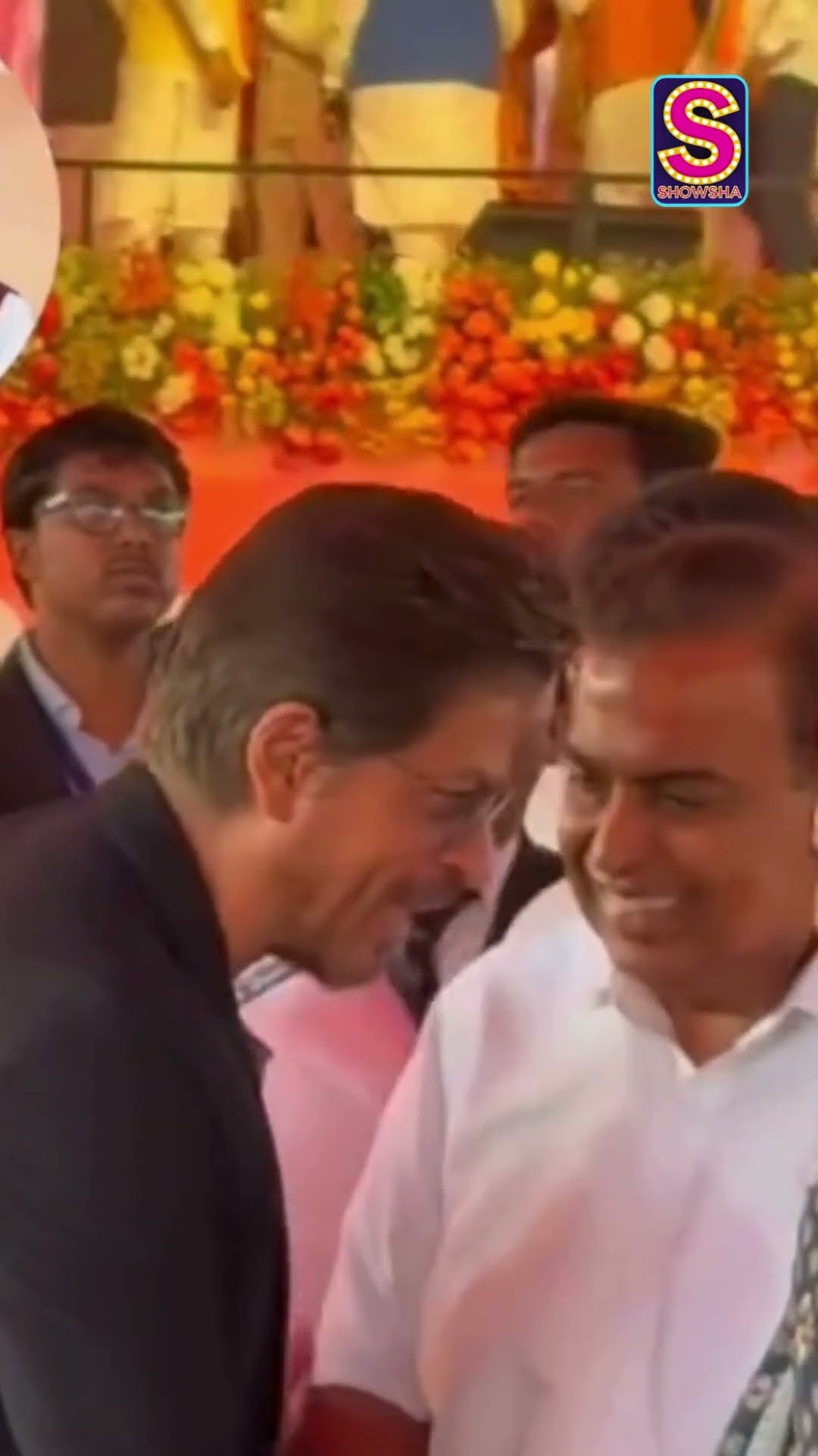 When Shah Rukh Khan walks in, even Ranveer and Ranbir can’t help but rise to greet the king!