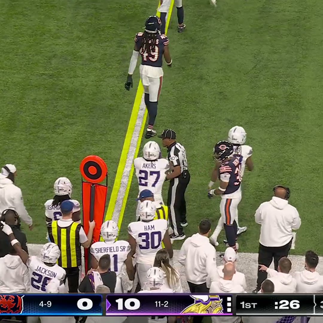 Aaron Jones catches for a 18-yard Gain vs. Chicago Bears