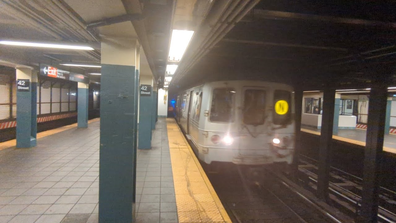 丹生明里 サイン入り Happy train2023 NYC Subway Ride from Times Square to Astoria, Queens - W