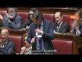 Silvestri (M5S) a Meloni: Non ha rialzato la schiena con Trump e Netanyahu, ha indossato ginocchiere