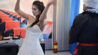 Классный танец невесты :) Невеста зажигает Классный танец невесты :) Невеста зажигает