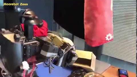 Moorebot Zeus Battle Robot - Punch It