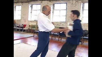 Krachtige aanval met dubbele heupactie