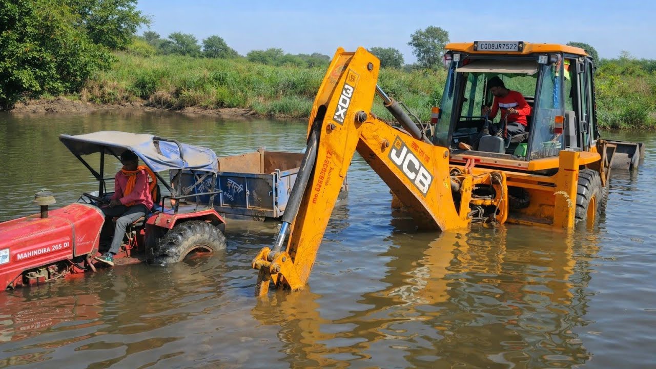 JCB 3DX Pouring The Soil From Inside The Water onto The Trolley Mahindra Tractor 🚜💦