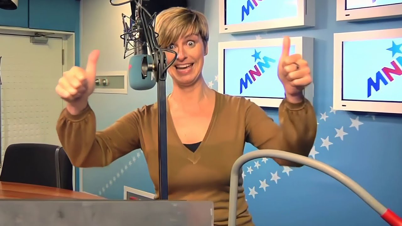 Weervrouw Sabine Hagedoren zingt voor Frank Deboosere op 25 jaar jubileum van de VRT weerman