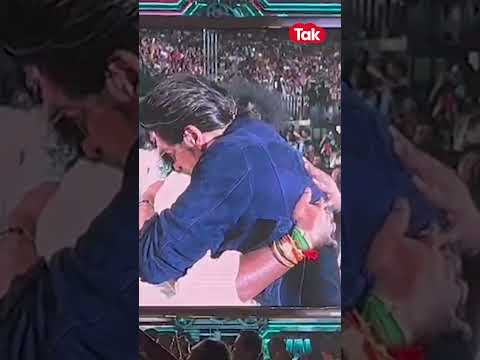 Shah Rukh Khan hugs Yogi babu at Jawan Pre Release event | Chennai | Atlee |