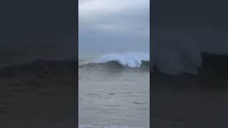 olas enormes azotan la playa de Mioño. Cantabria