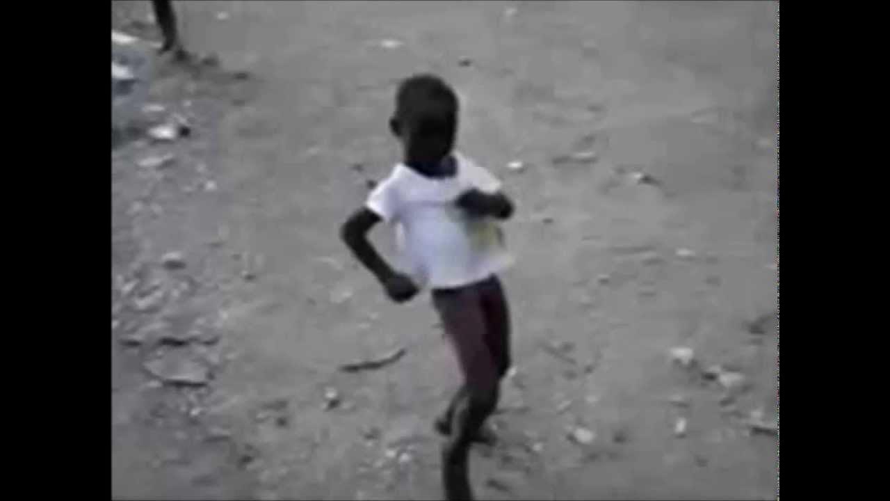 негритята танцуют. черный мальчик танцует. африканские дети. нигерия шоу талантов. гифки смешные дети.