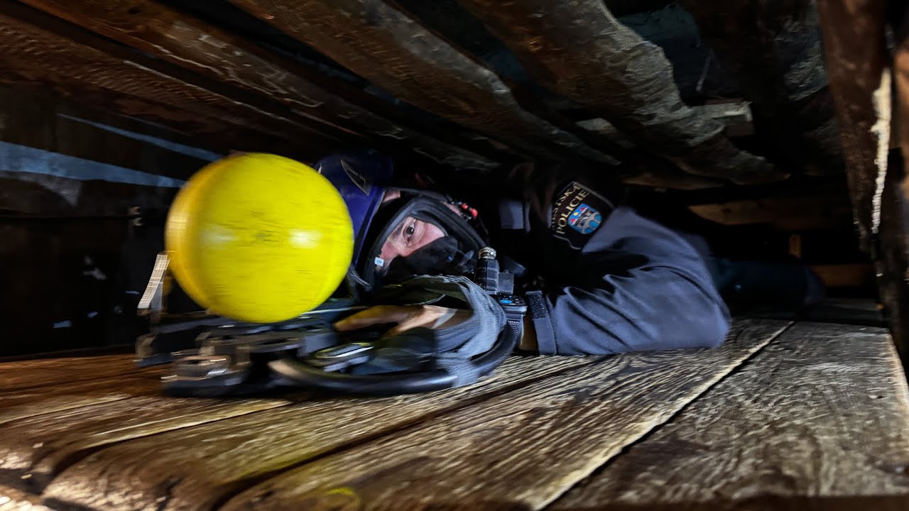 Strážníci cvičli v dýmnici báňských záchranářů