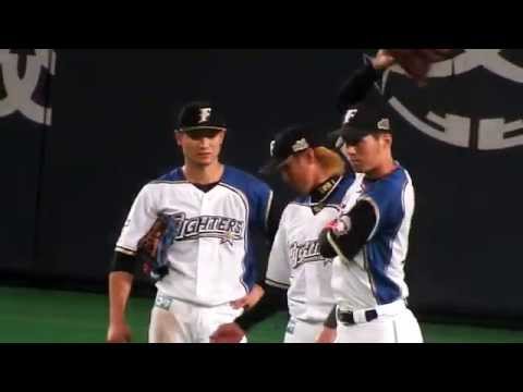 アウトカウントを間違え、ボールをスタンドに投げ入れる大失態を犯してしまった、西川遥輝を励ました後、ライトに駆け寄り落し物をスタンドに投げ入れる好きですサッポロ陽岱鋼