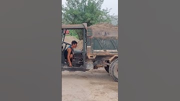 Xe máy xúc lật múc gầu cát lên công nông ba bánh#shorts