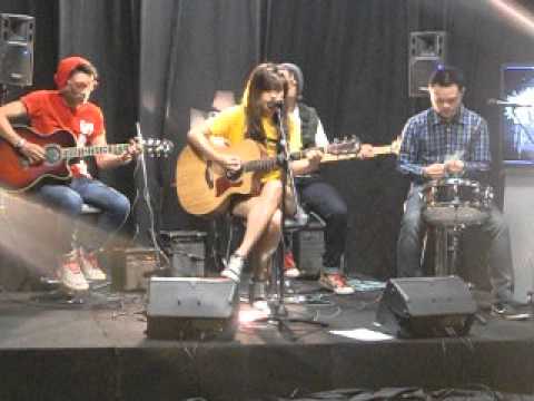 Kristin And The Strawberry Fields - Cerita Cinta & Pahami Aku At Binus Tv