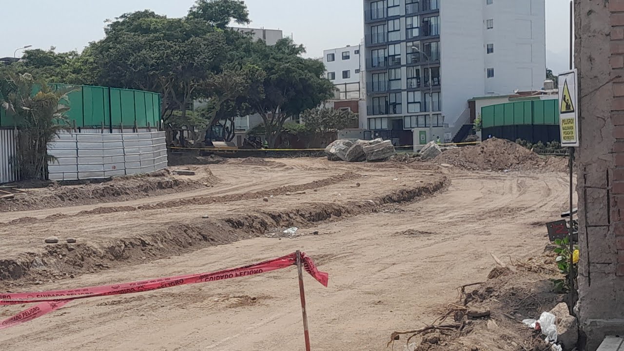 Es miercoles y continuan los trabajos en la AV..PASEO DE LA CASTELLANA Cuadra 9, Santiago de Surco.