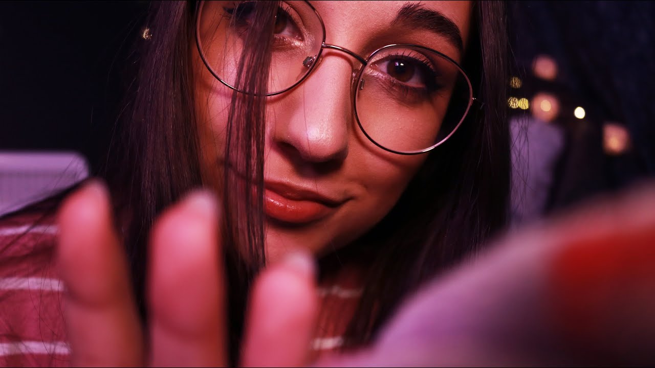 ASMR Português | Irmã mais velha toma conta de ti ~ Close-Up Camera Touching ~ Sussurros 💖