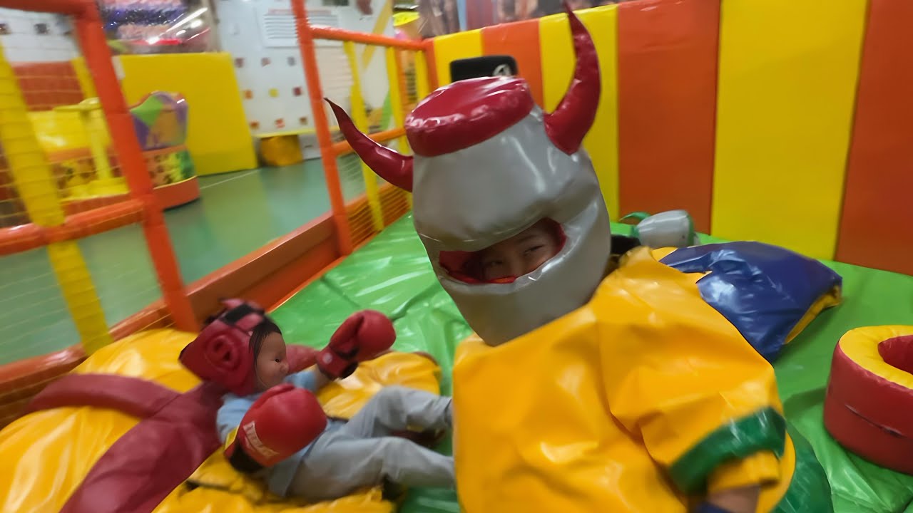 Радик и Славик играют в игровом центре на дне рождении 