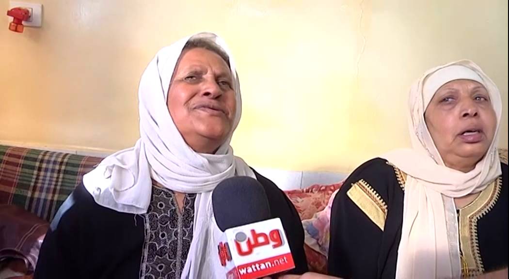 الخليل :الآلاف يشيعون شهداء بيت أمر والشبان يشعلون النار في البرج العسكري