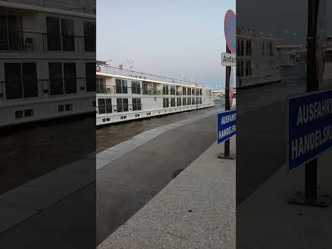 Видео: Cruise ship at Danube in Wien